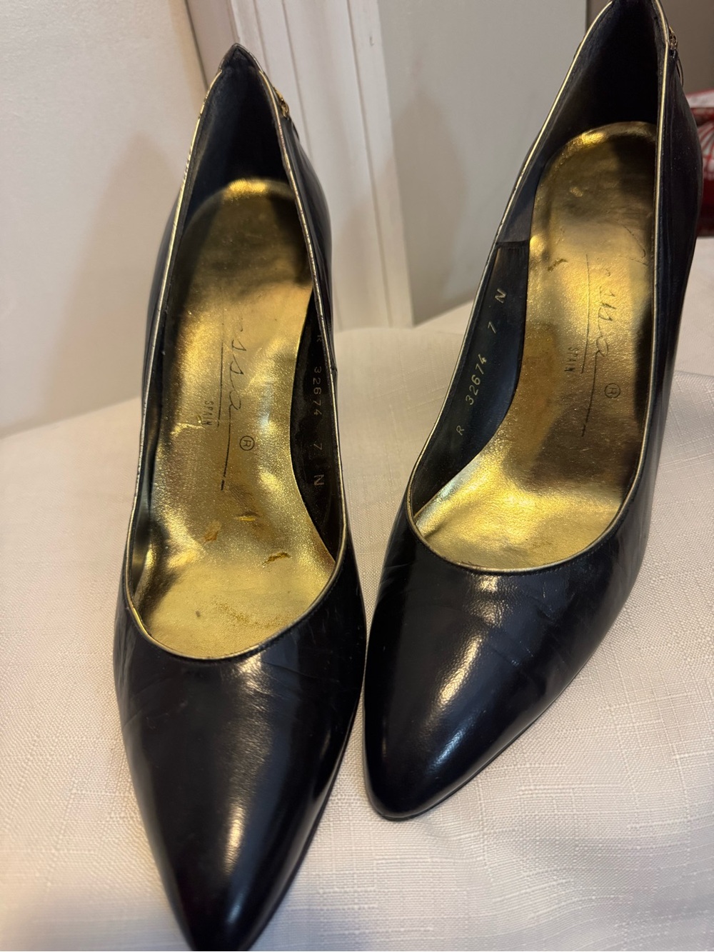 Elegant Black Pointed-Toe Women's Pumps with Gold Insole